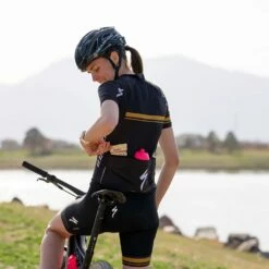 Skratch Labs Crispy Rice Cake Strawberry & Mallow -Snowys Shop 1276008 sport crispy rice cake 45g strawberries mallow