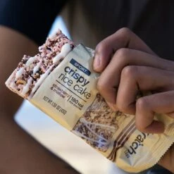 Skratch Labs Crispy Rice Cake Strawberry & Mallow -Snowys Shop 1276009 sport crispy rice cake 45g strawberries mallow